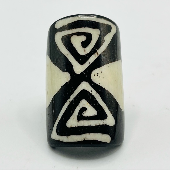 Black and Cream colored carved Geometric Ring 8.5 size - Picture 2 of 3